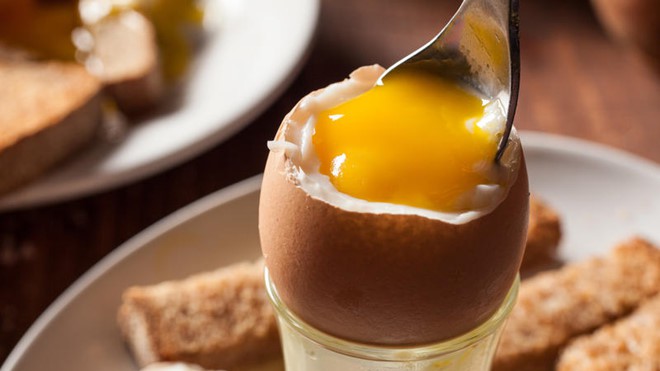 Ăn trứng gà thế nào là tốt nhất: chần trứng hay luộc lòng đào