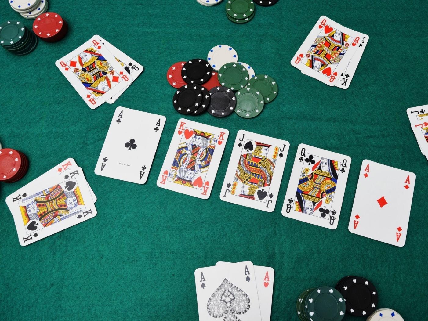 Trong Poker, cái nào lớn hơn? - Gamebai88